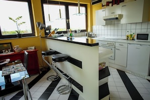 Fridge, oven, stovetop, dishwasher - Schönes Studio in der Rheinebene, Zentral Gelegen (Rheinstetten)
