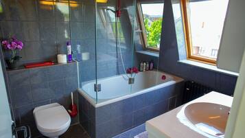 Kostenlose Toilettenartikel, Haartrockner, Handtücher, Seife