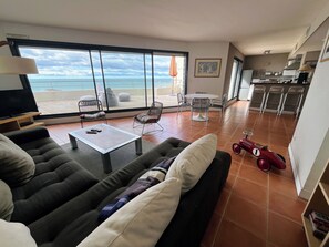 TV, DVD-spiller, bøker og stereoanlegg