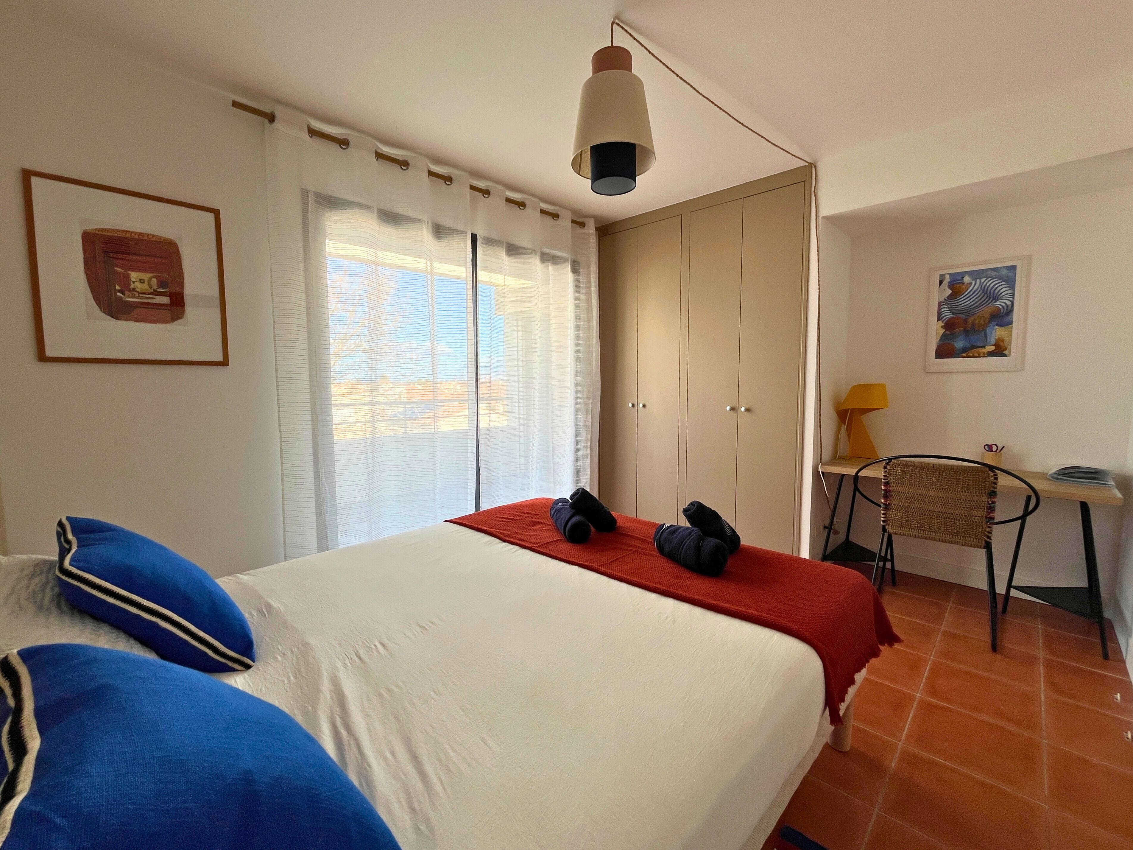 2 quartos, escrivaninha, ferros/tábuas de passar roupa