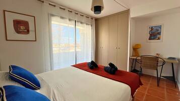 2 quartos, escrivaninha, ferros/tábuas de passar roupa