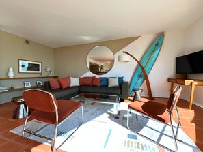 Televisión, reproductor de DVD, libros, estéreo