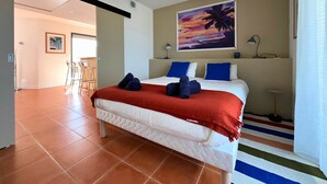 Habitació d'hotel amb llit, un quadre, escriptori i cadira.