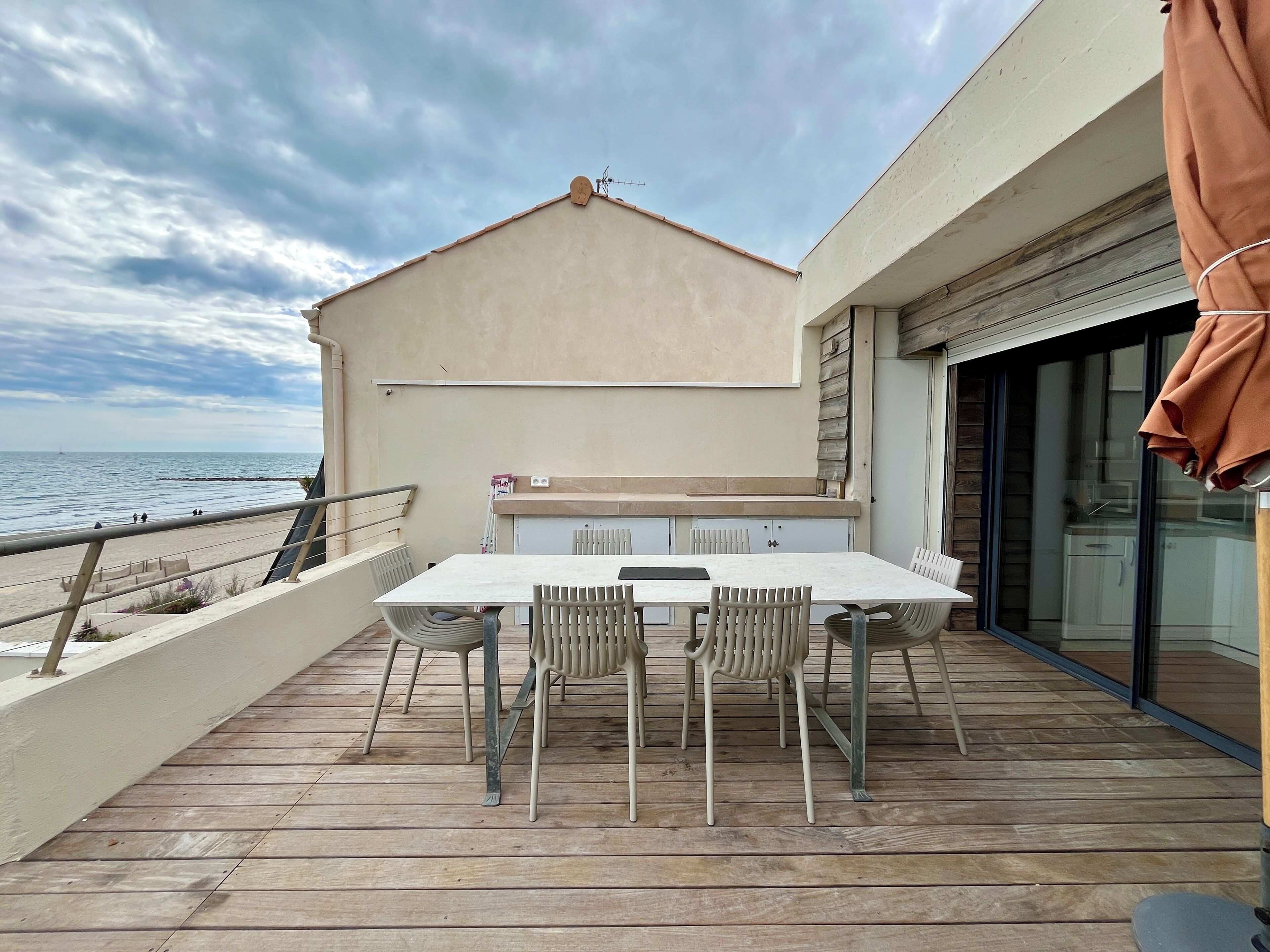 屋外ダイニングエリア