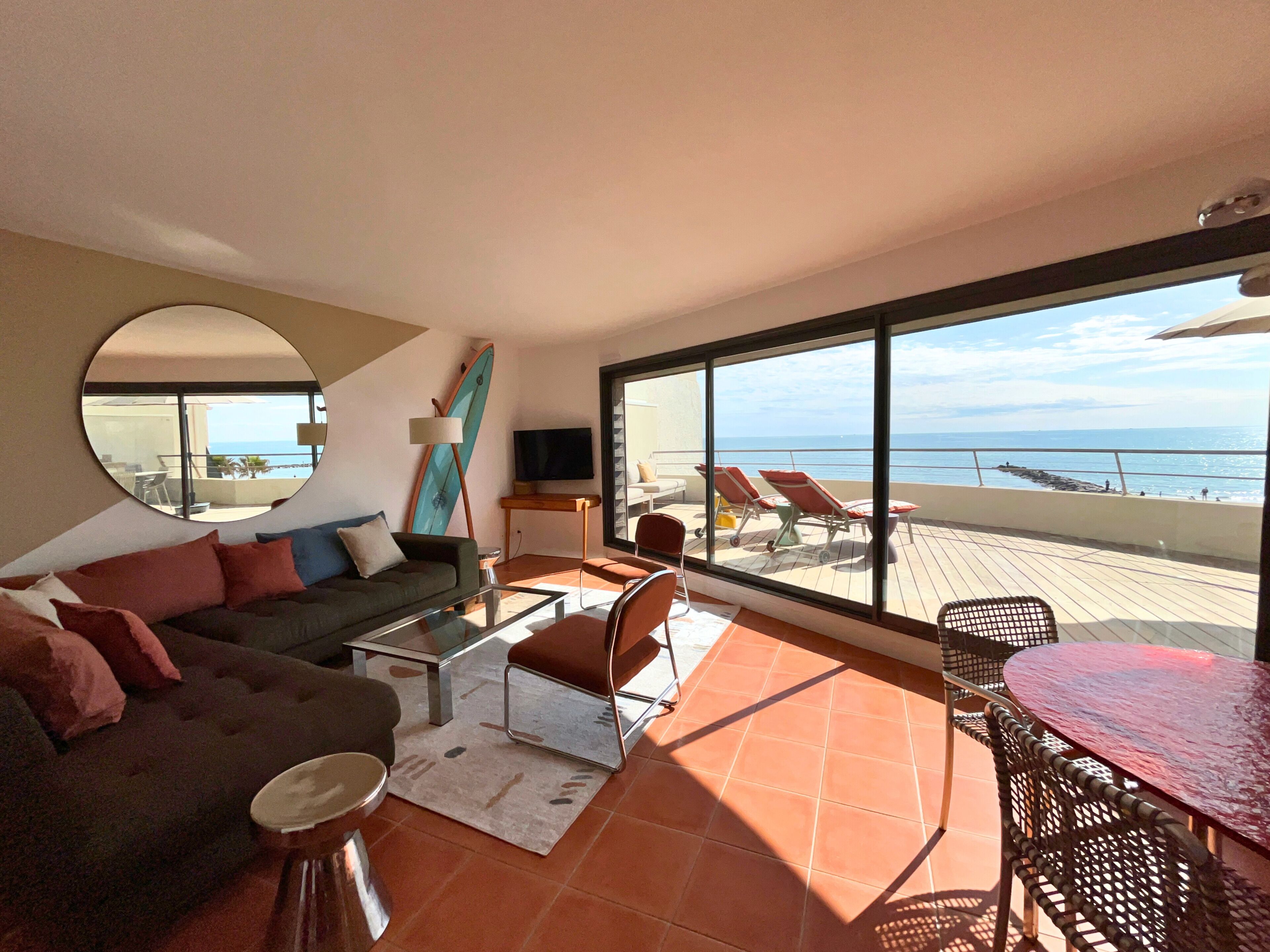 电视、DVD 播放器、书、立体声音响