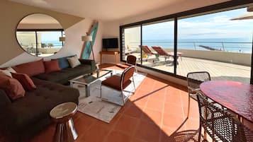 TV, DVD player, books, stereo