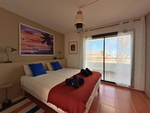 2 habitaciones, escritorio, tabla de planchar con plancha y wifi 