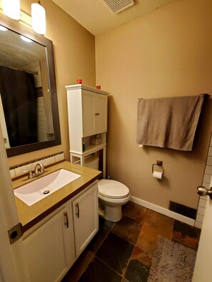 Sèche-cheveux, serviettes fournies, savon, papier toilette