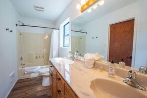 Hårføner, håndklær, såpe og sjampo