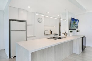 Cafetera/tetera, refrigerador con freezer, microondas, horno