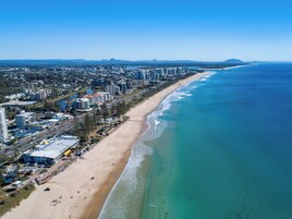 Una playa cerca, arena blanca