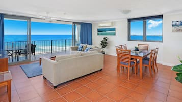 Deluxe appartement, 3 slaapkamers, uitzicht op oceaan | Woonruimte | Een 100-cm smart-tv met kabelzenders