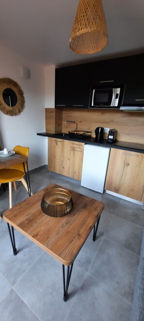 Geladeira, micro-ondas, cooktop, cafeteira/chaleira