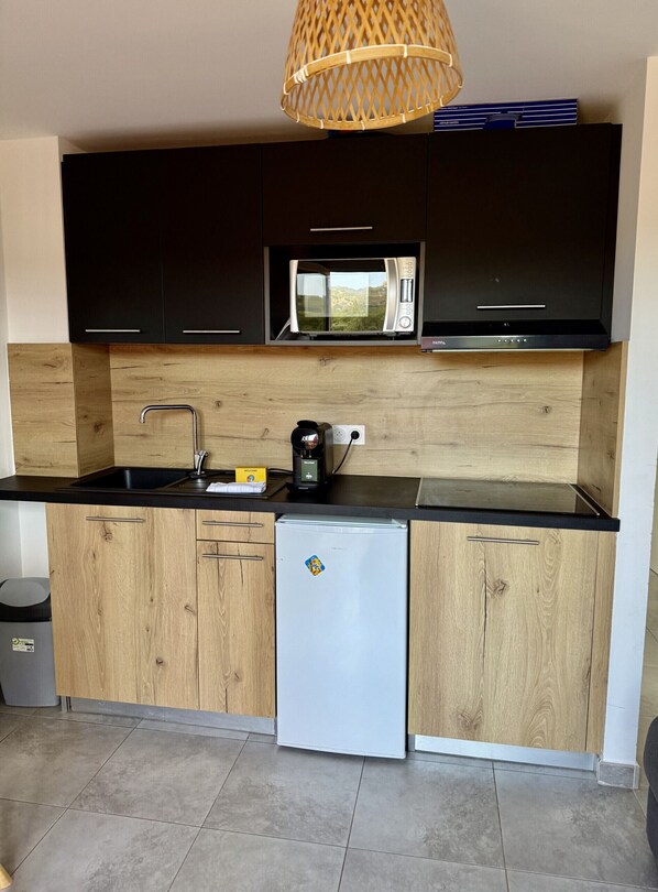 Geladeira, micro-ondas, cooktop, cafeteira/chaleira