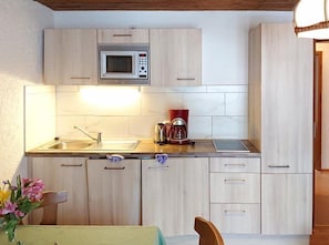 Kjøleskap, mikrobølgeovn, kokeplater og oppvaskmaskin