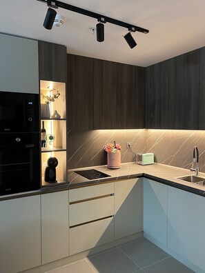 Kylskåp, mikrovågsugn, ugn och diskmaskin