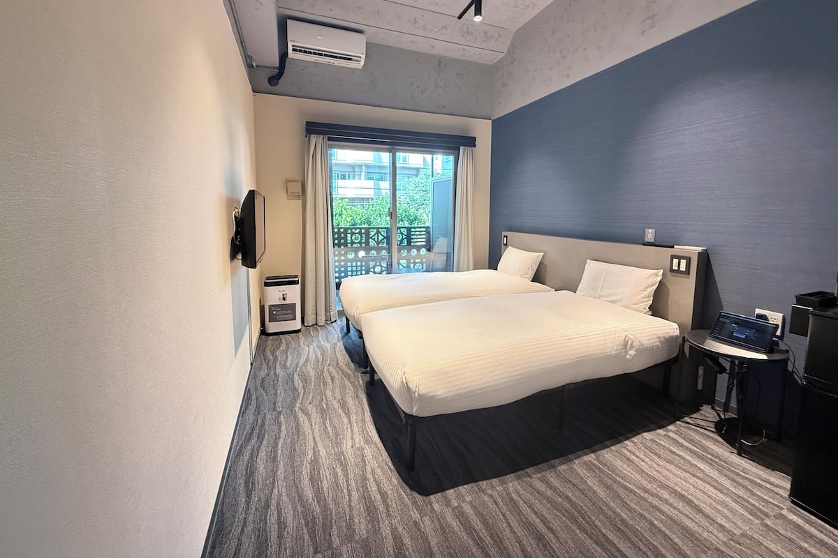 Chambre Standard avec lits jumeaux, accessible aux personnes à mobilité réduite (No Car Rental) | Coffres-forts dans les chambres, rideaux occultants, Wi-Fi gratuit