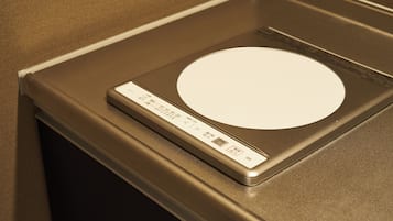 Una cocina con placa de inducción integrada y panel de control digital.