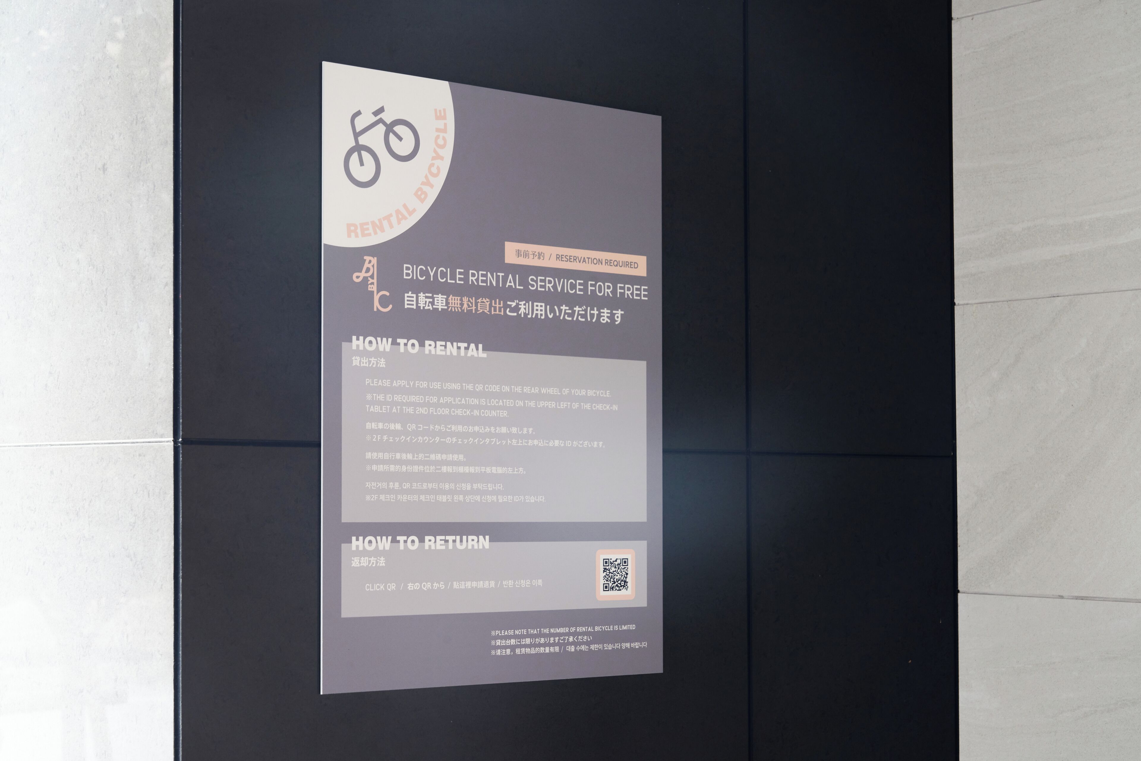 Une enseigne indiquant un service de location de vélos, avec des instructions sur la manière de louer et de restituer les vélos.