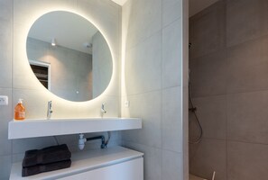 Dusche, Haartrockner, Handtücher