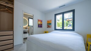 A bedroom with a bed, a wardrobe, a mirror, and a window. - Villa Port des Vins – Luxury villa in Salernes with heated pool (Salernes)