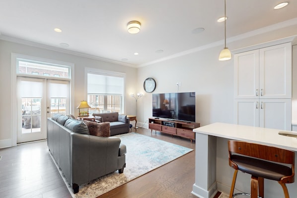 TV - Dog-friendly townhouse with modern kitchen, balcony, garden tub, & central AC (Savannah)
