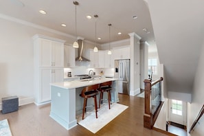 Fridge, microwave, oven, stovetop - Dog-friendly townhouse with modern kitchen, balcony, garden tub, & central AC (Savannah)