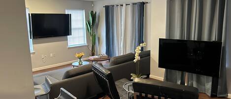 Smart TV, videojuegos, libros y videoteca