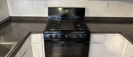 Een koelkast, een magnetron, een oven, een kookplaat