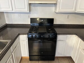 冷蔵庫、電子レンジ、オーブン、コンロ