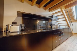 Frigorifero, microonde, lavastoviglie, macchina per tè/caffè