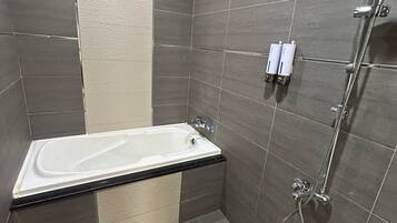 Family Quadruple Room, Partial Ocean View | Bathroom