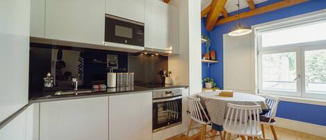 Refrigerador, microondas, lavavajillas, cafetera/tetera