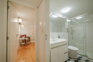 Dutxa, assecador de cabells, tovalloles i sabó