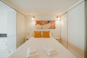 Iron/ironing board, travel crib, free WiFi, bed sheets