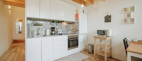 Refrigerador, microondas, horno, cafetera/tetera