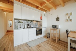 Kylskåp, mikrovågsugn, ugn och kaffe- och tebryggare