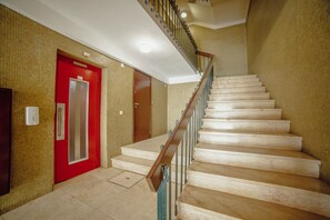 Interior - ALEGRIA CITY CENTER with ELEVATOR by VACATIONY (Oporto)