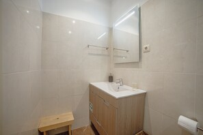 Bruser, hårtørrer, håndklæder, Sæbe