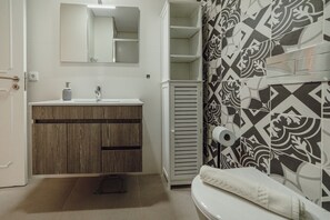 Douche, sèche-cheveux, serviettes fournies, savon