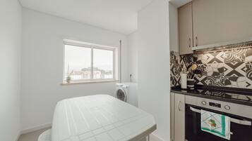 Geladeira, micro-ondas, fogão, lava-louças