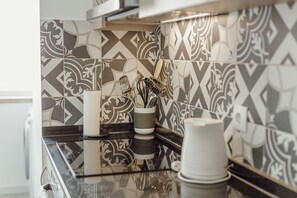 Een koelkast, een microgolfoven, een oven, een vaatwasser