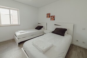 3 slaapkamers, een strijkplank/strijkijzer, gratis wifi, beddengoed