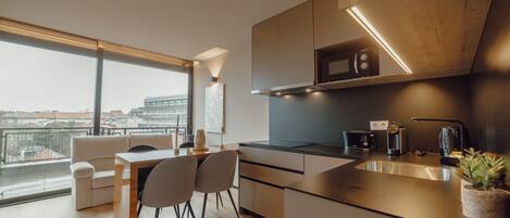 Kühlschrank, Mikrowelle, Wasserkocher mit Kaffee-/Teezubehör