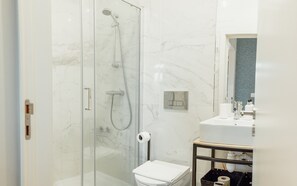 Doccia, asciugacapelli, asciugamani, sapone