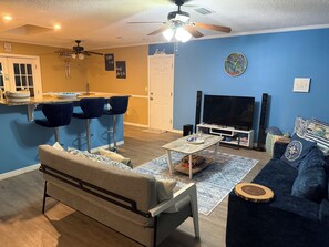 Smart TV, DVD player, books - Charming & Cozy 2-bedroom house in lovely Spring Hill with AC, fitness room (Spring Hill)