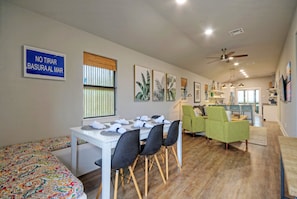 Dining - Simpatico by AvantStay | Pool, Near Birding Center (Port Aransas)