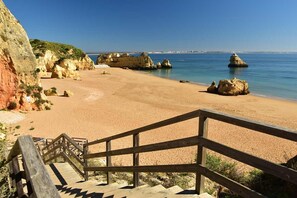 Una spiaggia nelle vicinanze