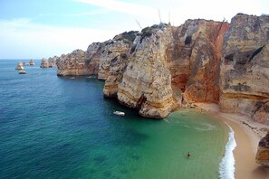 Una spiaggia nelle vicinanze