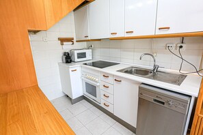 Fridge, microwave, oven, dishwasher - ISABEL BUILDING (Cambrils)